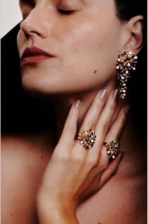 Brincos design pequenas flores.