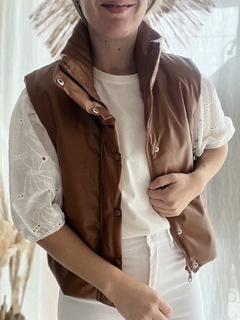 Chaleco eco cuero camel TM - comprar online