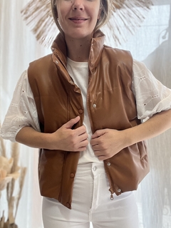 Chaleco eco cuero camel TM
