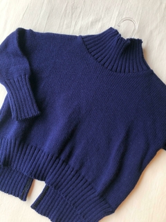 Pullover azul cuello alto en internet