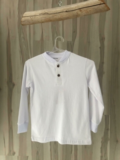 Remera botón blanca