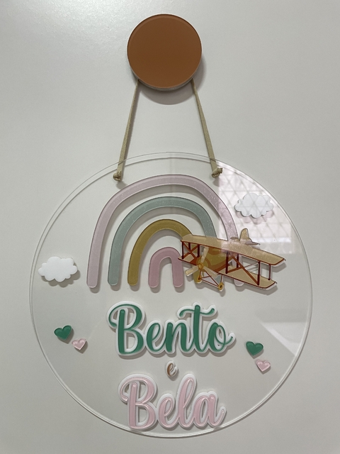 Porta maternidade - irmãos - arco-íris + avião