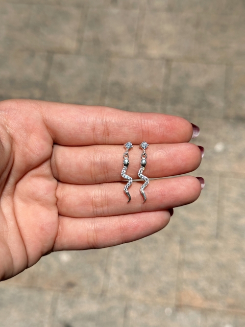 Brinco cobra pendurado com ponto de luz