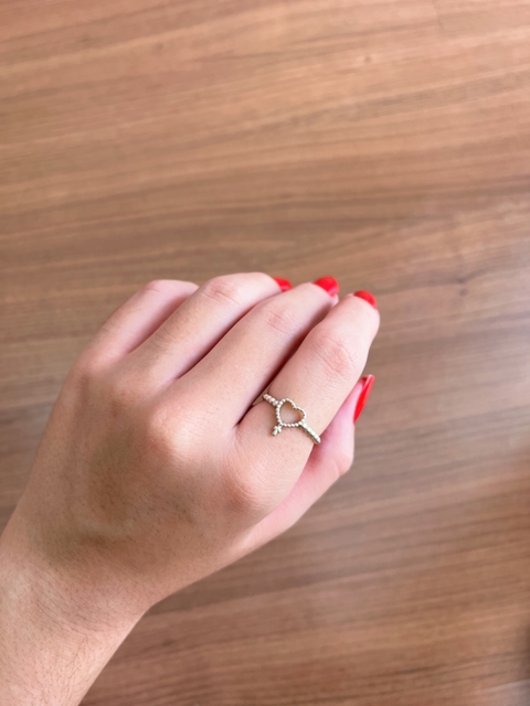 Anel coração vazado com cruz em bolinha