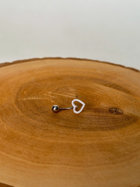 Piercing umbigo coração cravejado