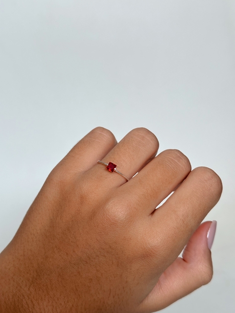Anel solitário quadradinho vermelho
