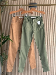 calça cigarrete Dardakjeans color verde e marrom - comprar online
