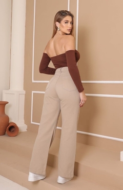 Calça Wideleg bege na internet