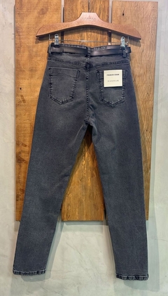 calça jeans mom black - loja online