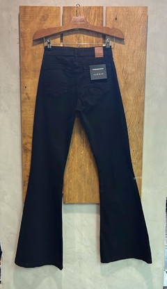 Calça Flare preta na internet