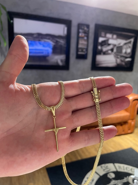 CORRENTE GRUMET UNION FECHO TRAVA DUPLA (4MM) + PINGENTE CRUZ AMARRADA M - 4X2,5CM - BANHADO A OURO 18K