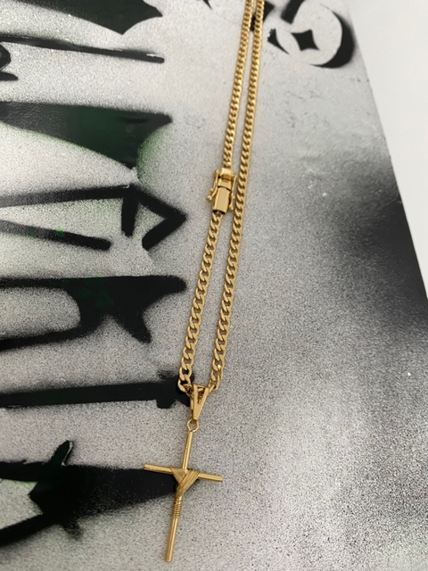 CORRENTE GRUMET FECHO TRAVA DUPLA (4mm) + PINGENTE CRUZ AMARRADA - 4X2CM - BANHADO A OURO 18koi