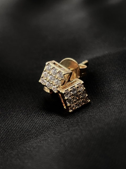 BRINCO MAFIOSO - PAR DE BRINCOS QUADRADO CRAVEJADO COM ZIRCÔNIAS (9 PEDRAS) - 0,5CMX0,5CM - BANHADO A OURO 18k -