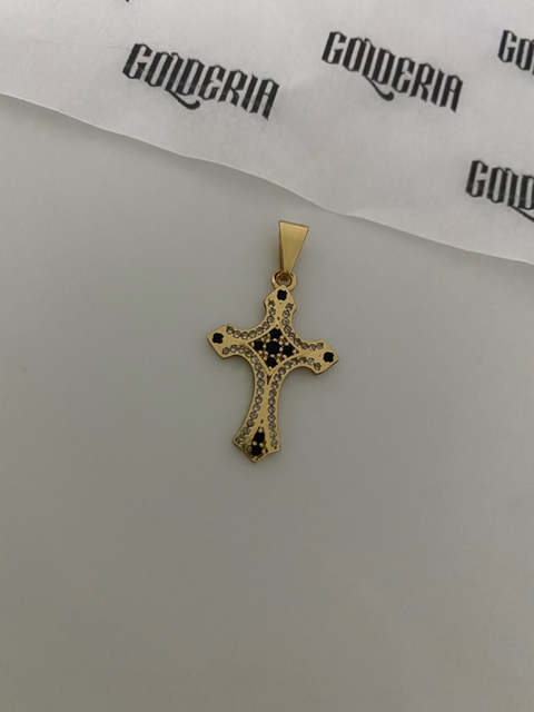 PINGENTE CRUZ PIRATAS CRAVEJADA COM PEDRA ONIX PRETA - 2,5X2CM - BANHADO A OURO 18K