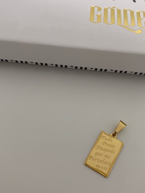 PINGENTE PLACA TUDO POSSO NAQUELE QUE ME FORTALECE - 2,0X1,2CM - BANHADO A OURO 18k