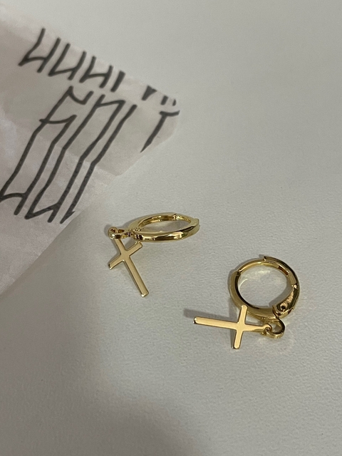 PAR DE BRINCOS ARGOLA COM CRUZ - BANHADO A OURO 18k