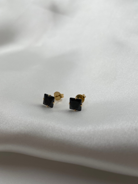 BRINCO MÁFIA INGLESA - PAR DE BRINCOS QUADRADOS CRAVEJADO COM PEDRA ONIX (1 PEDRA) - 0,6CMX0,6CM - BANHADO A OURO 18k -