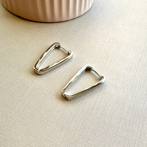 Argola Triangular - Banhado no Ródio