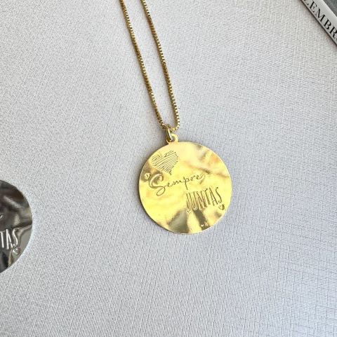 Colar Medalha Sempre Juntas - Banhado a Ouro 18K - comprar online