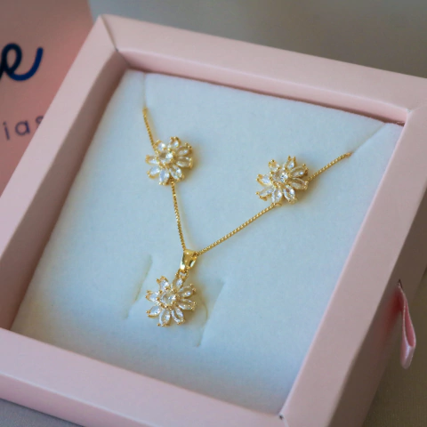 Conjunto Flor Zircônia - Banho Ouro 18k