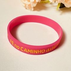 Pulseira de Silicone de Caminho da Fé em Baixo Relevo - Rosa - comprar online