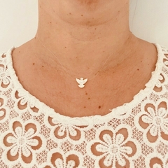 Choker Fio de Nylon Espirito Santo Madrepérola Folheado a Ouro 18k