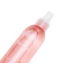 Frasco de Body Splash Passione Alleva 200ml, com líquido rosa e spray na parte superior.