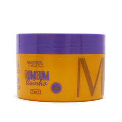 Pote de esfoliante Bumbum Lisinho 7 em 1 da marca Mais You, com tampa roxa e corpo amarelo, contendo 280g.