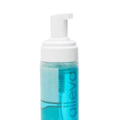 Frasco de espuma facial com ácido hialurônico da marca Alleva, de 150ml, com tampa de pump branca e líquido azul.