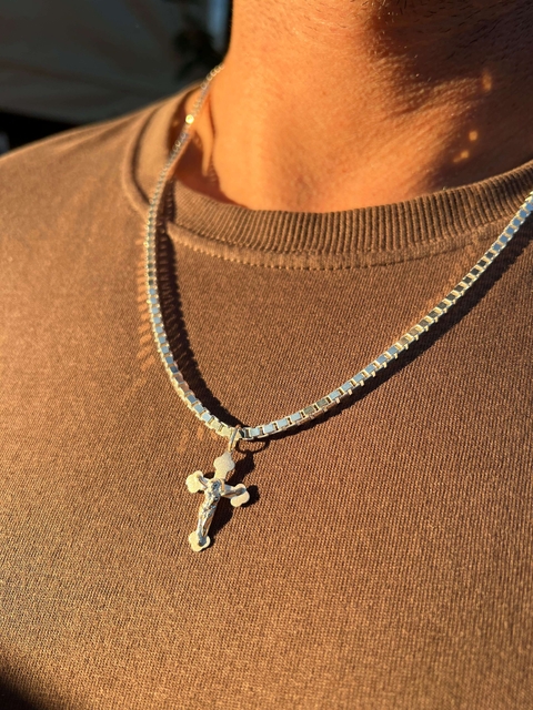 Pingente Crucifixo Arredondado Prata 925 - Não acompanha corrente.