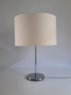 Abajur com base cromado e haste polida com cúpula de tecido - comprar online