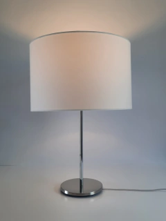 Abajur com base cromado e haste polida com cúpula de tecido
