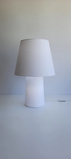 Abajur dupla iluminação com cúpula em linho branco na internet