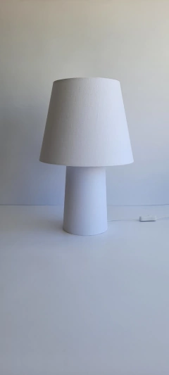 Abajur dupla iluminação com cúpula em linho branco
