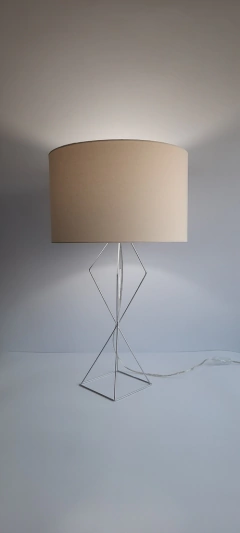Abajur com base aramado cor cromo com cúpula de tecido - comprar online