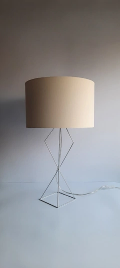 Abajur com base aramado cor cromo com cúpula de tecido