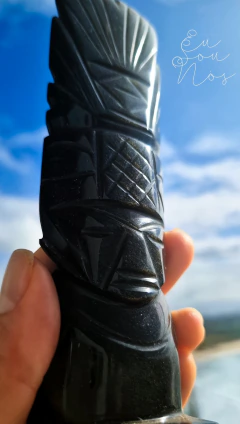 Eu me enfeitei tanto por fora que quase esqueci o que brilhava por dentro · Escultura OBSIDIANA DOURADA Totem