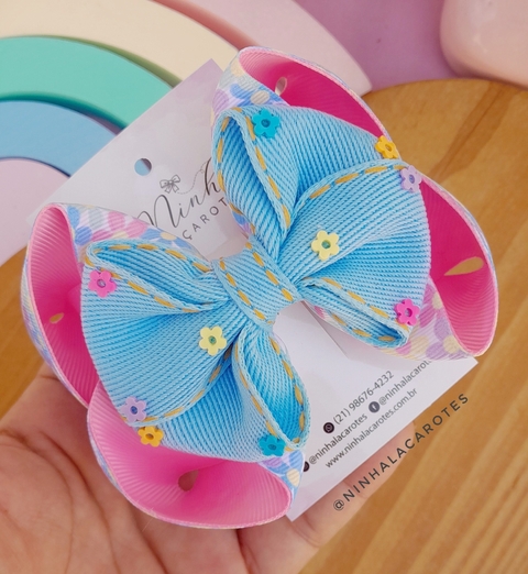 Laço G com mini apliques de flores