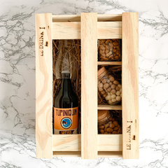 Imagem do Cerveja Tupiniquim 600ml + Petiscos + Copo | Caixa de Madeira G