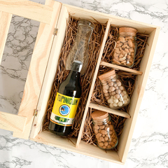 Cerveja Tupiniquim 600ml + Petiscos + Copo | Caixa de Madeira G - Le Drink Box - Presentes Para Quem Ama Bons Drinks