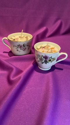 Velas en tazas antiguas