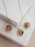 Conjunto Flor Colorida Banhada Ouro 18K (45cm)+5 Extensor