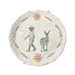 Prato Decorativo Floral Ouro - Menino Lebre I Greghi Design