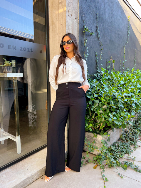 Calça reta com bolsos e botões