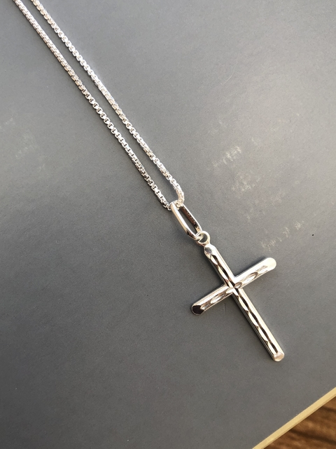 Corrente Crucifixo com Detalhes