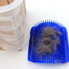 Escova Massageadora para gatos azul  com pelos 