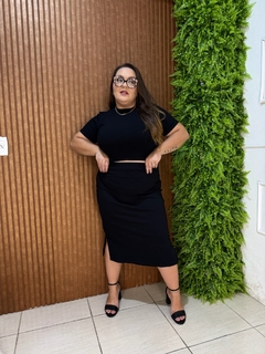 CONJUNTO CANELADO CROPED + SAIA MIDI PRETO - comprar online
