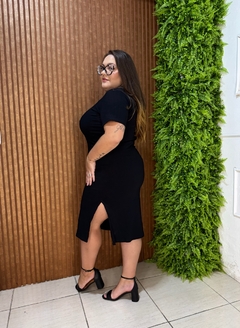 VESTIDO CANELADO GOLA V PRETO PLUSSIZE na internet