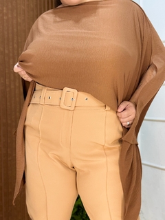 CALÇA ALFAITARIA COM CINTO PLUS BEGE ESCURO na internet