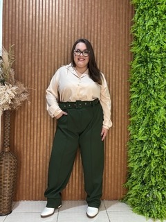 CALÇA ALFAIATARIA COM CINTO PLUSSIZE VERDE MILITAR - comprar online